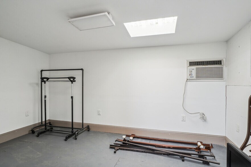 More Photos Of 2501 Florida Ave, Kenner Light Distribution For Sale