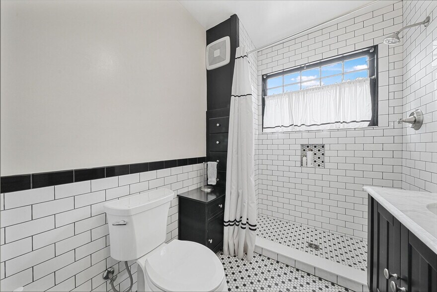 More Photos Of 530 S Union St, Traverse City Medical For Sale