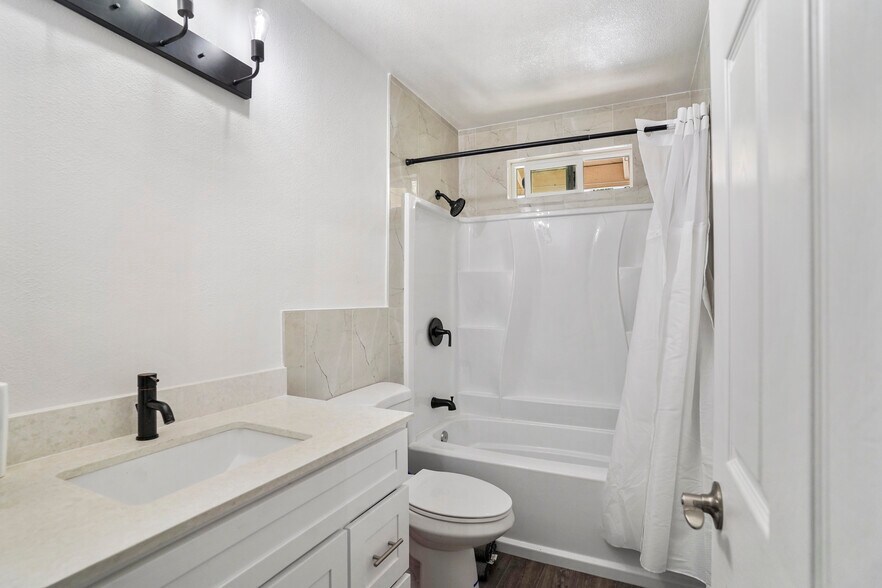 More Photos Of 1001-1003 W Myrtle St, Santa Ana Specialty For Sale