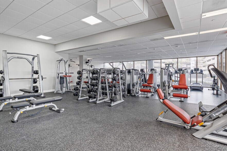 More Photos Of 2550 N Loop Fwy W, Houston Office For Lease