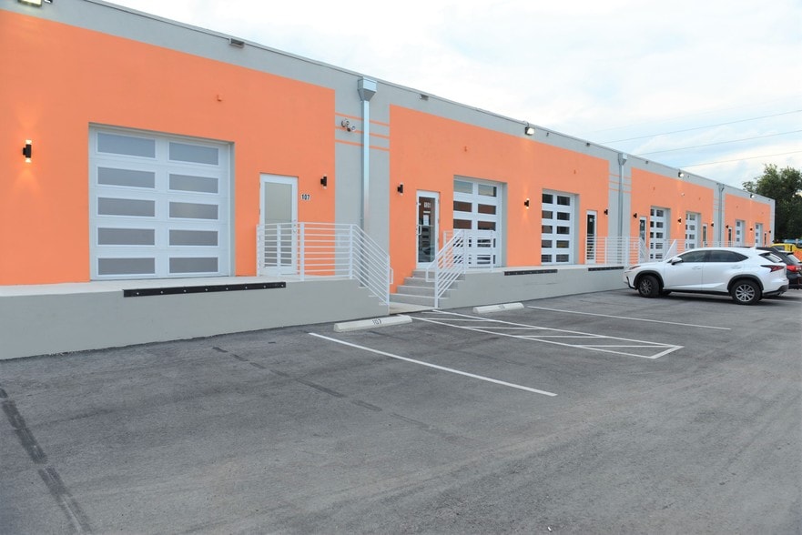 More Photos Of 300 NE 75th St, Miami Showroom For Lease