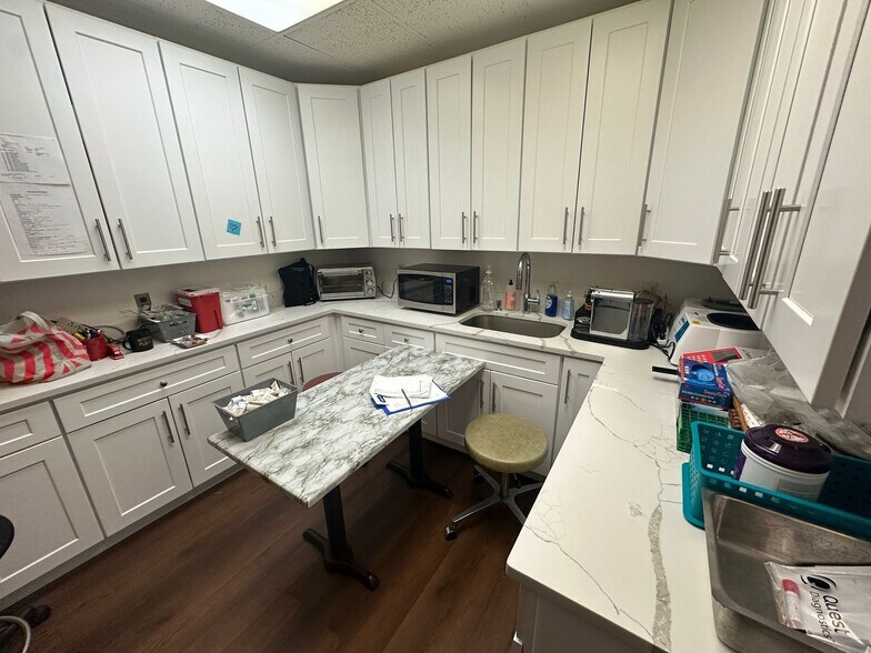 More Photos Of 98 James St, Edison Medical For Lease