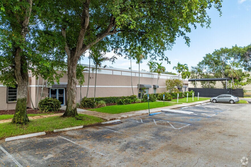 More Photos Of 3410-3430 N 29th Ave, Hollywood Showroom For Lease