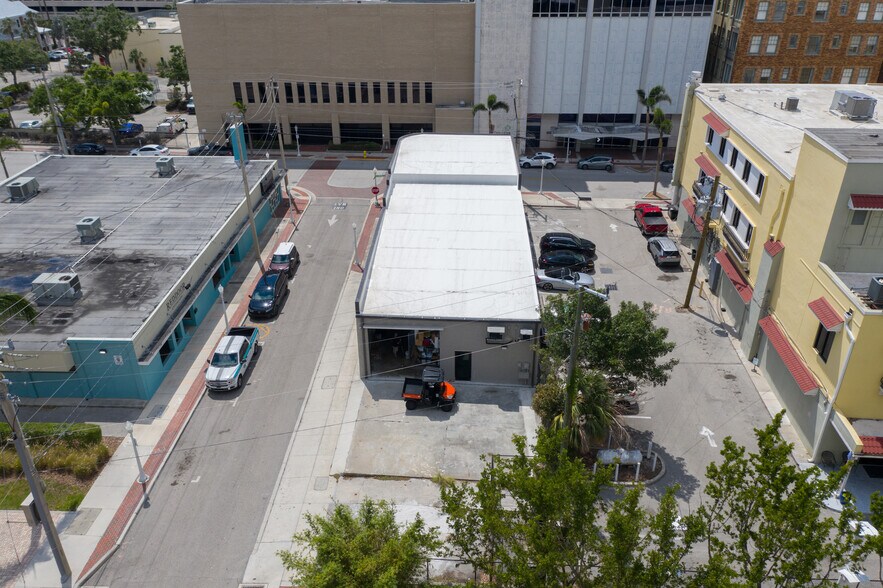 More Photos Of 1529-1531 Lee St, Fort Myers Bar For Sale