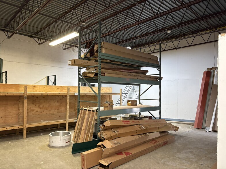 More Photos Of 1000 E Industrial Park Dr, Manchester Service For Lease