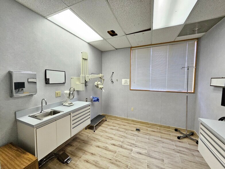 More Photos Of 1815 Schadt Ave, Whitehall Medical For Lease