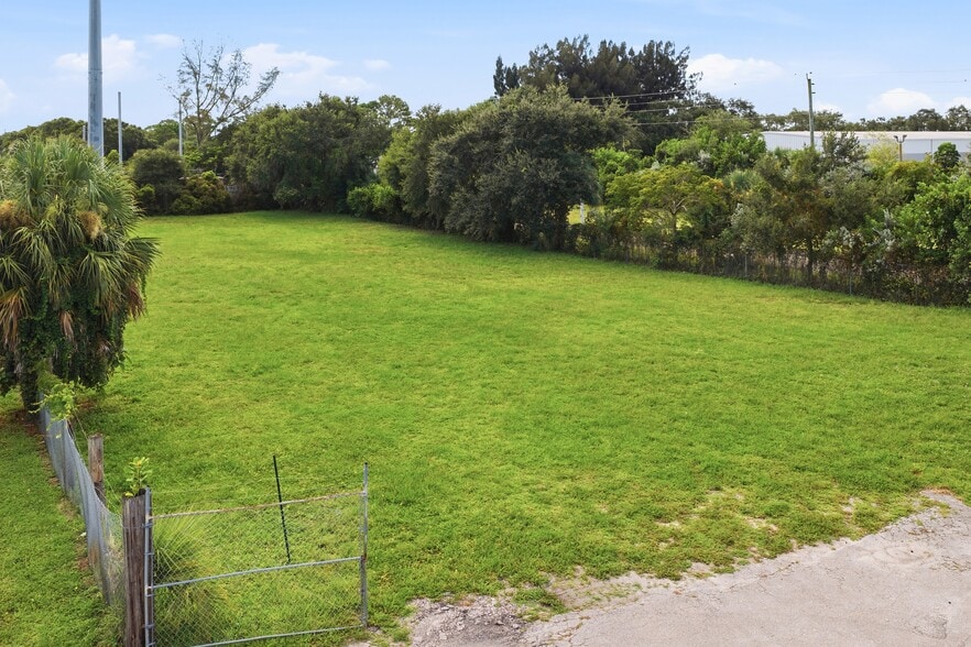 More Photos Of 2422 N Military Trl, West Palm Beach Warehouse For Sale