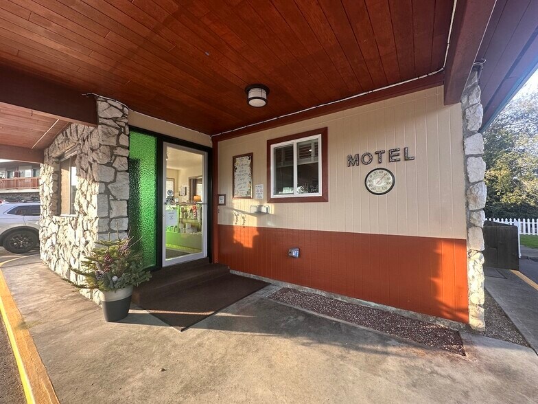 More Photos Of 1010 8th St, Myrtle Point Hotel For Sale