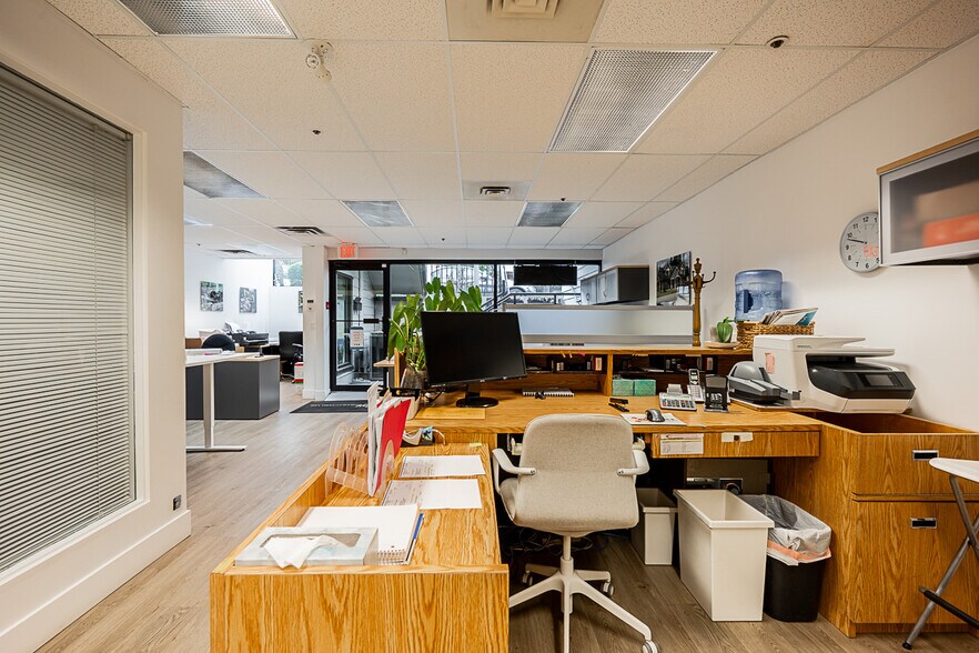 More Photos Of 2450-2472 Haywood Ave, West Vancouver Office For Sale
