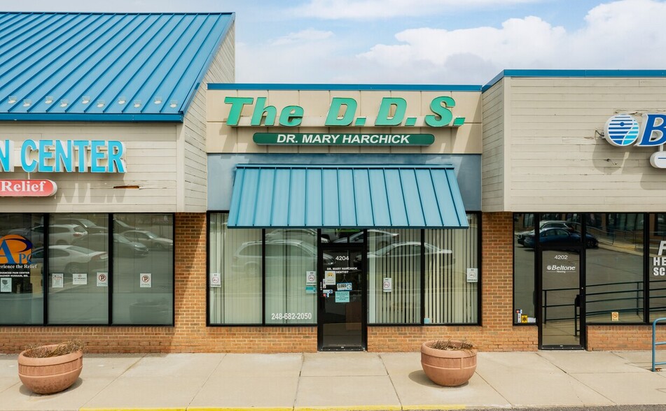 More Photos Of 4174-4246 Pontiac Lake Rd, Waterford Unknown For Lease