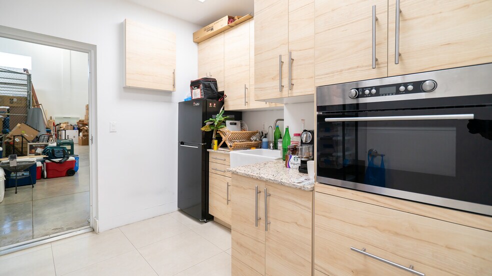 More Photos Of 300-320 NE 60th St, Miami Warehouse For Lease