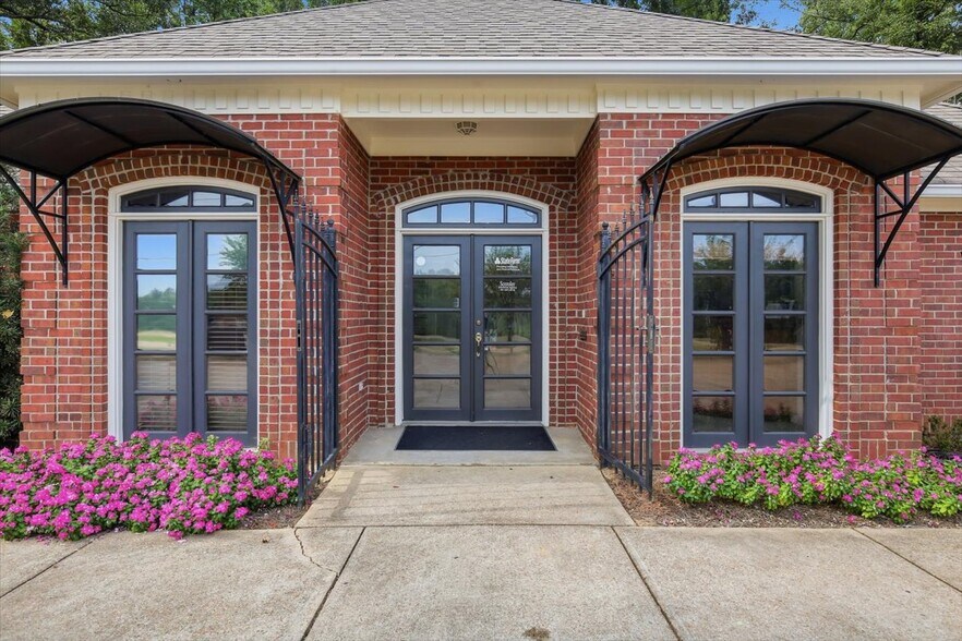 More Photos Of 200 Forest View Dr, Raymond Office For Lease