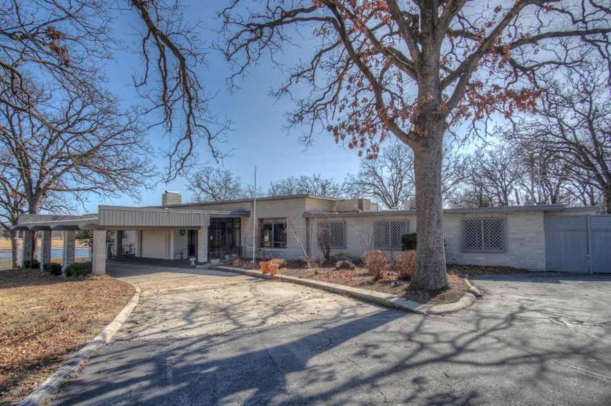 More Photos Of 988 S Country Club Rd, Carthage General Retail For Sale