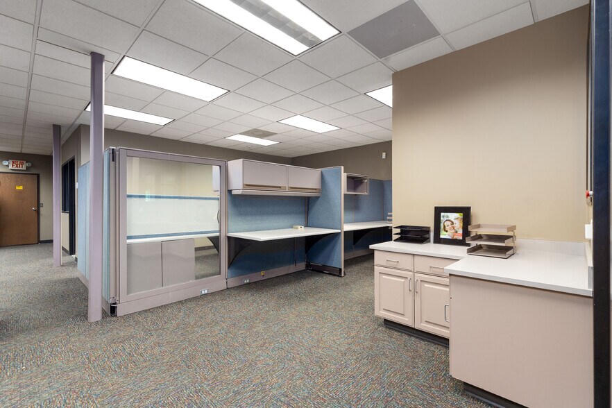 More Photos Of 212 S Main St, Grove Office For Sale