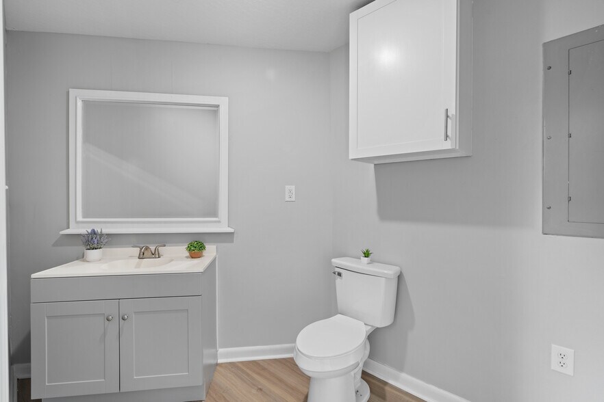 More Photos Of 106 Stevens St, Petal Freestanding For Lease