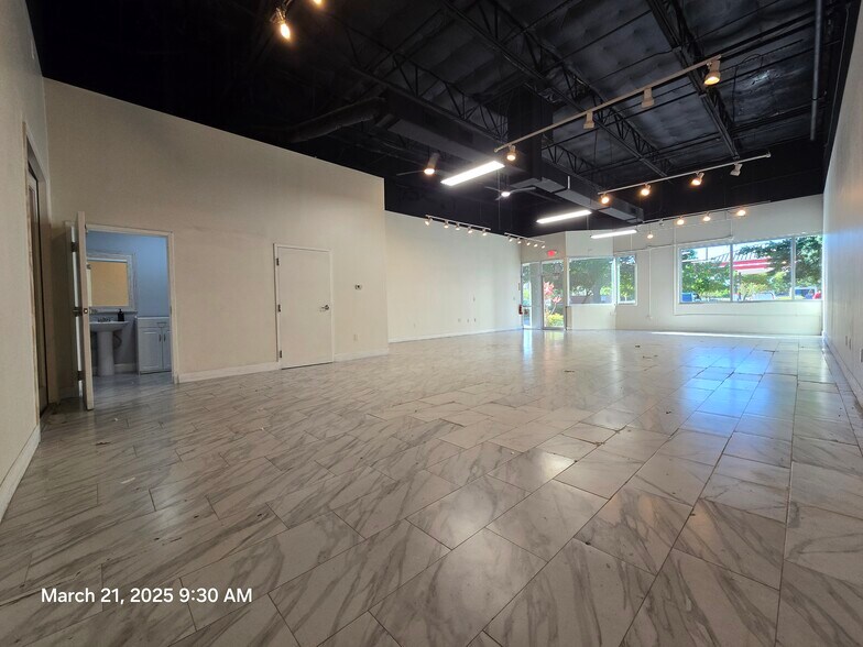More Photos Of 7901 Kingspointe Pky, Orlando Showroom For Lease