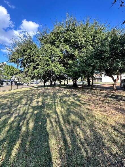 More Photos Of 740 Bradfield Rd, Houston Light Distribution For Lease