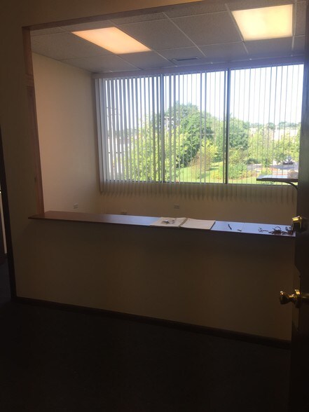 More Photos Of 9525 S 79th Ave, Hickory Hills Office For Lease