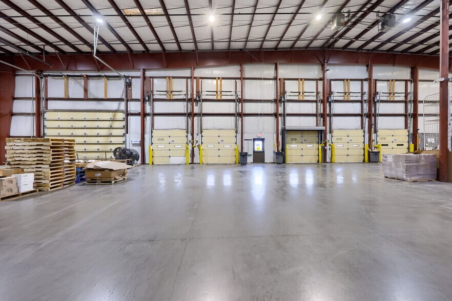 More Photos Of 300 Commerce Dr, New Holland Distribution For Lease