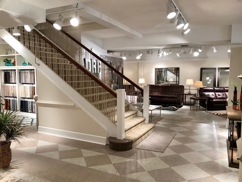 More Photos Of 208 Jacobs Pl, High Point Showroom For Lease