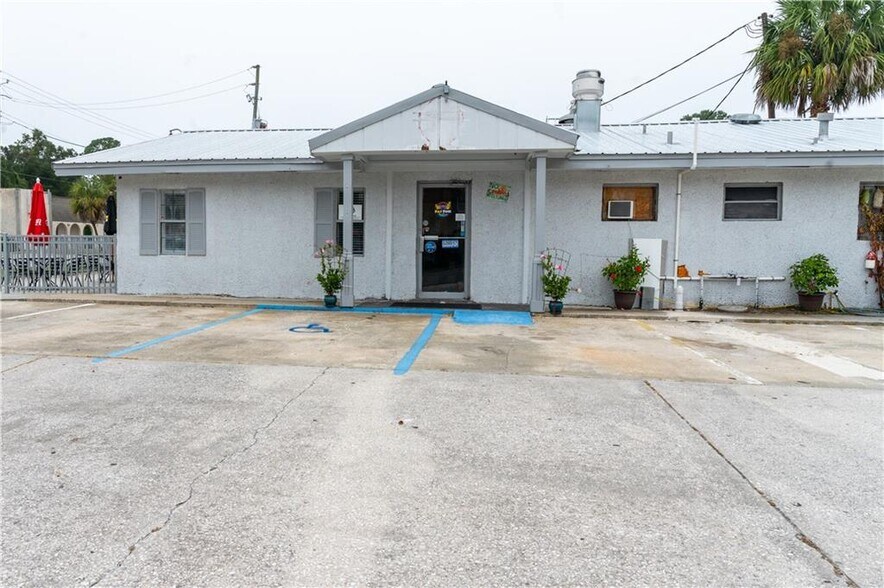 Primary Photo Of 3300 Norwich St, Brunswick Restaurant For Sale