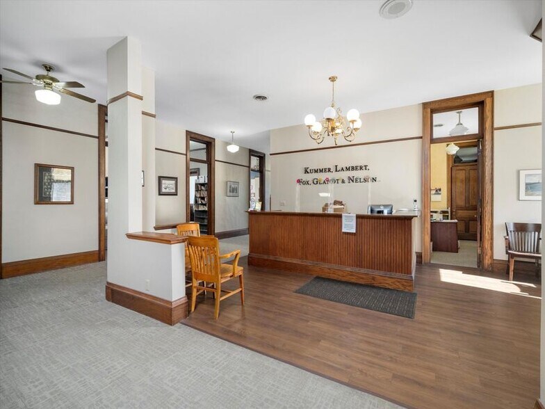 More Photos Of 921-931 8th St, Manitowoc Office For Lease