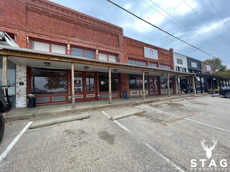 More Photos Of 208 S Main St, Aubrey Restaurant For Lease