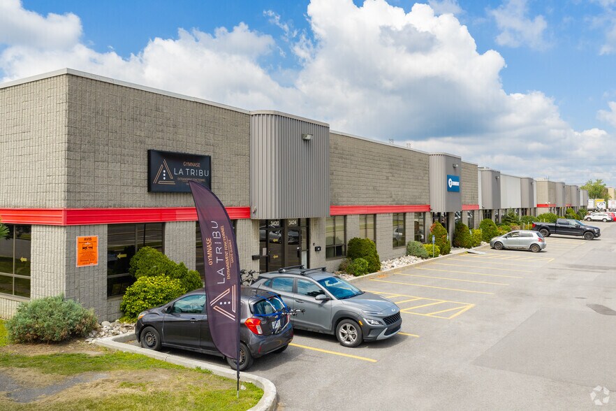 More Photos Of 3420-3480 Boul Industriel, Laval Service For Lease