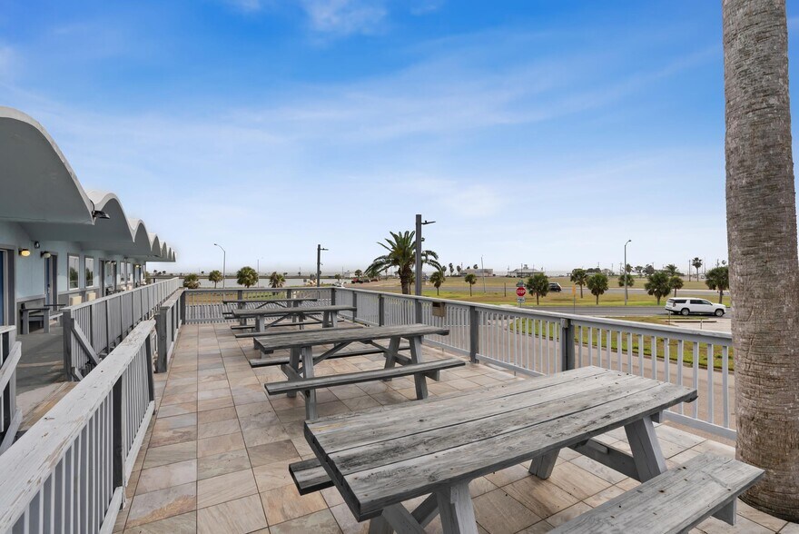 More Photos Of 1212 E Laurel St, Rockport Hotel For Sale