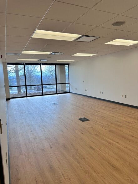 More Photos Of 730 Holiday Dr, Pittsburgh Office For Lease