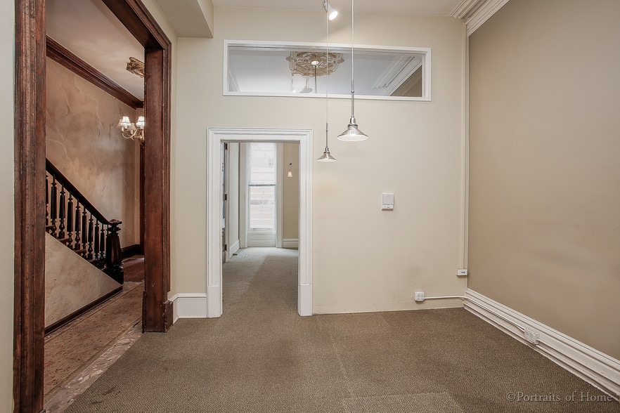 More Photos Of 16 W Ontario St, Chicago Storefront Retail Office For Lease