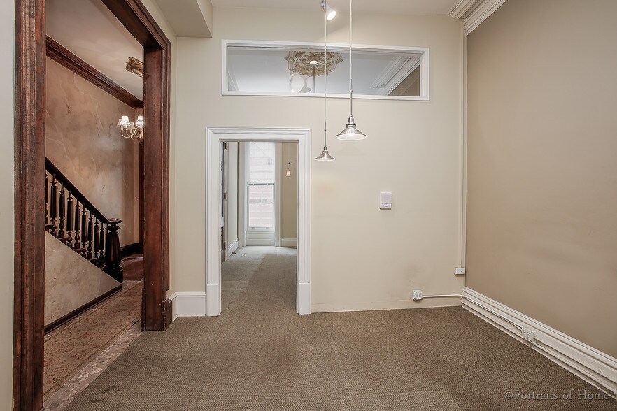 More Photos Of 16 W Ontario St, Chicago Storefront Retail Office For Lease