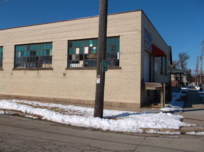 Primary Photo Of 536 Bay Shore Dr, Oshkosh Industrial For Lease