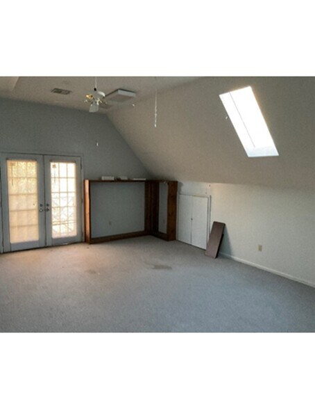 More Photos Of 300 Henry Pl, Spartanburg Flex For Lease