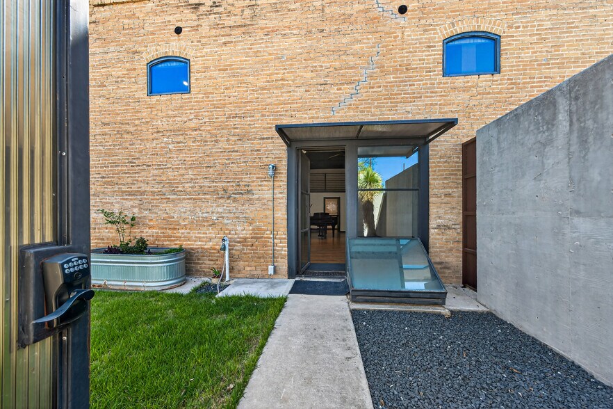 More Photos Of 614 High St, Comfort Storefront Retail Residential For Sale