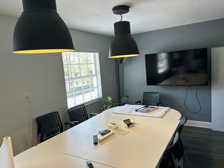 More Photos Of 4802-4942 W Gandy Blvd, Tampa Business Park For Lease