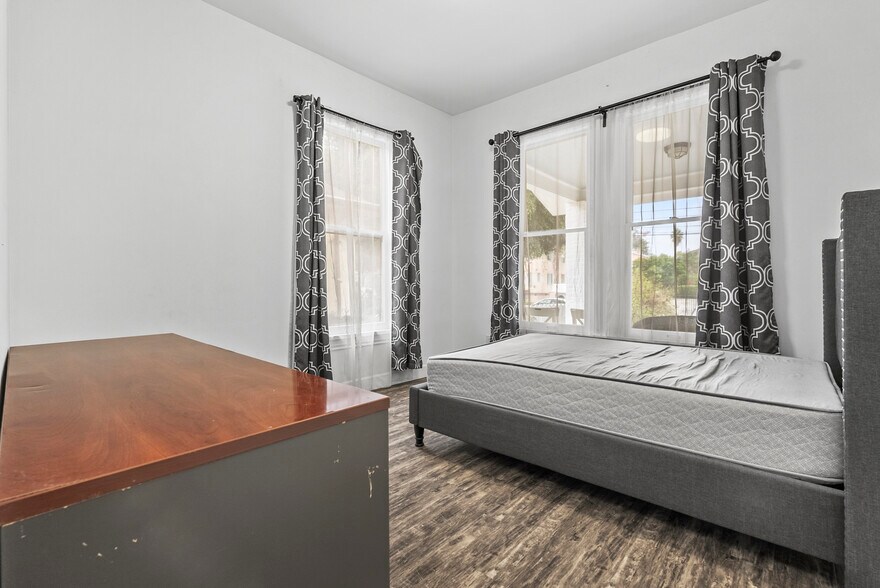 More Photos Of 1955 Bonsallo Ave, Los Angeles Apartments For Sale