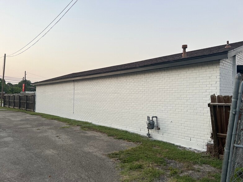 More Photos Of 418 W Chambers St, Cleburne Office For Lease