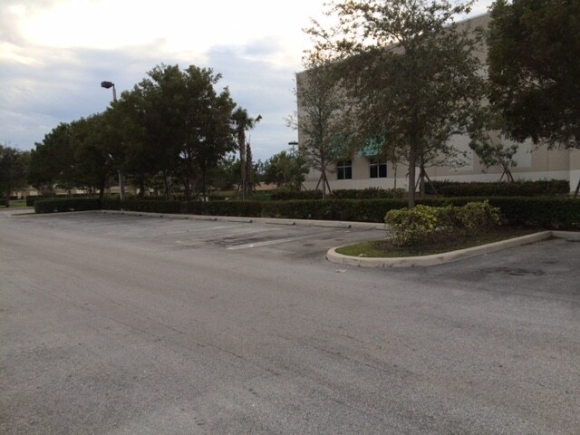More Photos Of 585 105th Ave N, Royal Palm Beach Light Distribution For Lease