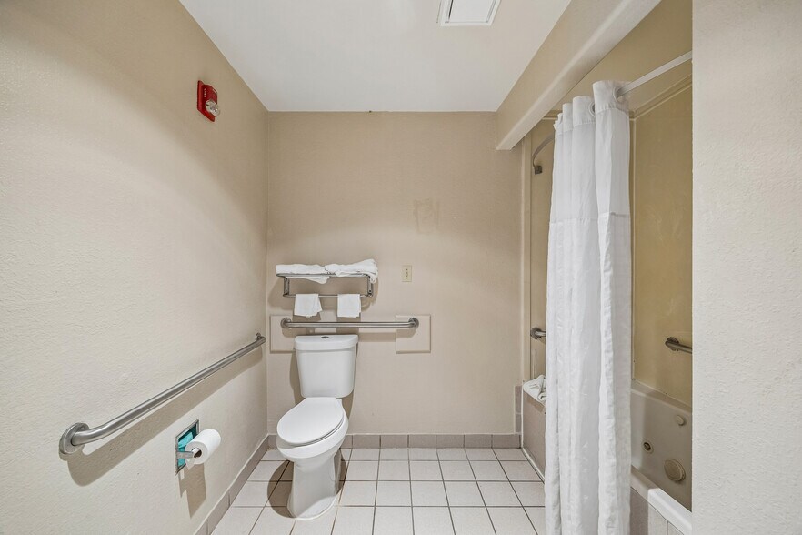More Photos Of 1931 East Fwy, Baytown Hotel For Sale