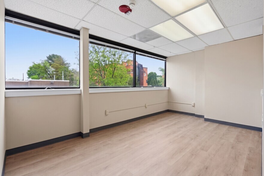 More Photos Of 124 Park St SE, Vienna Medical For Lease