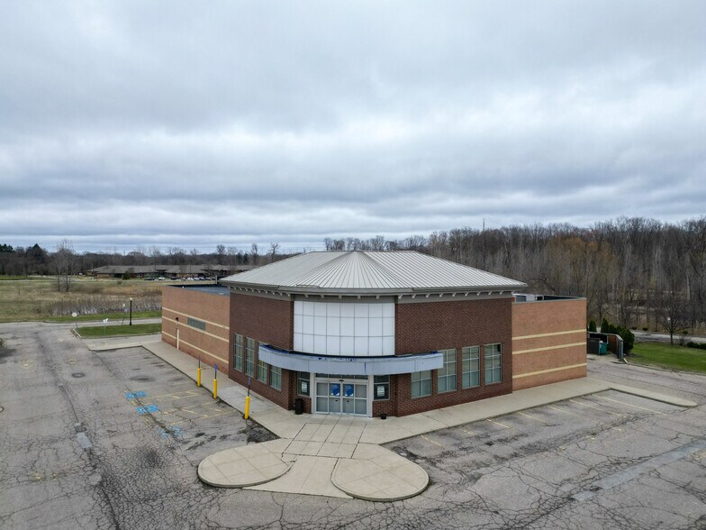 More Photos Of 5751 Clarkston Rd, Village of Clarkston Drugstore For Lease