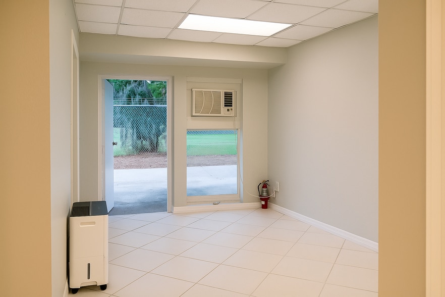 More Photos Of 3804 SE Lake Weir Ave, Ocala Flex For Lease
