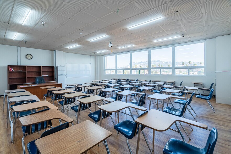 More Photos Of 2911 N San Fernando Rd, Los Angeles Schools For Lease