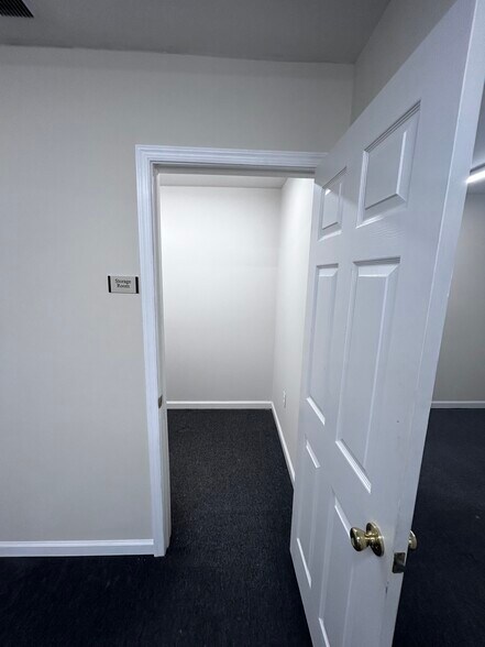 More Photos Of 6008 Fair Oaks Dr, Frederick Showroom For Lease