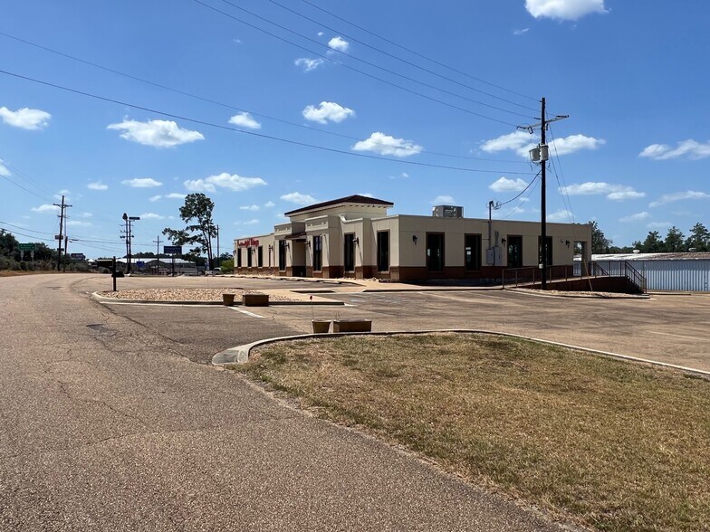 More Photos Of 1410 Apache Dr, Mccomb Freestanding For Lease