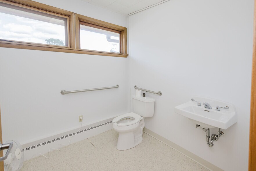 More Photos Of 506 Main St, Hollandale Office For Sale