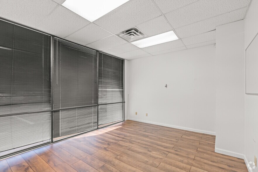 More Photos Of 1213 W Carrier Pky, Grand Prairie Unknown For Lease