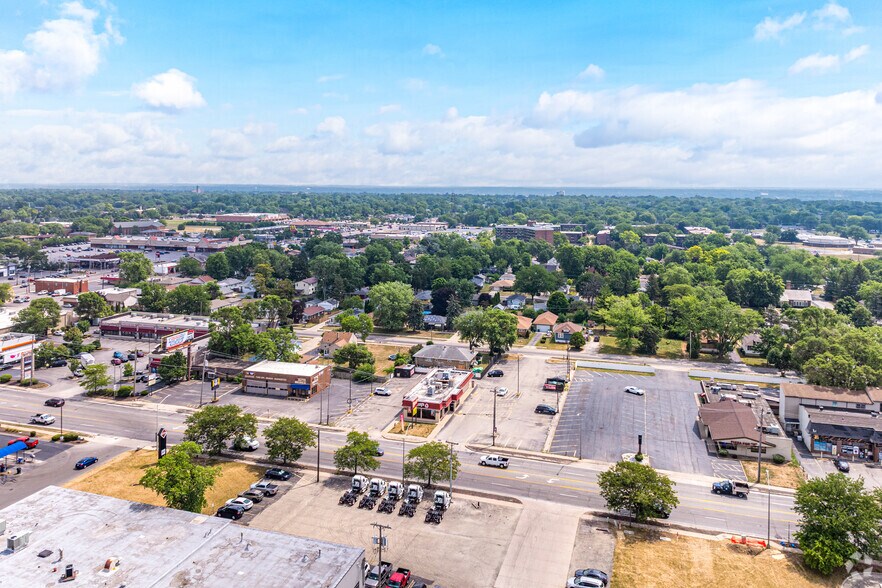 More Photos Of 110 S Larkin Ave, Joliet Fast Food For Lease