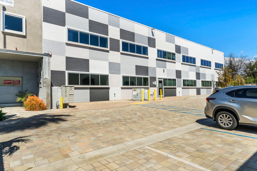 More Photos Of 6640 Van Nuys Blvd, Van Nuys Office For Lease